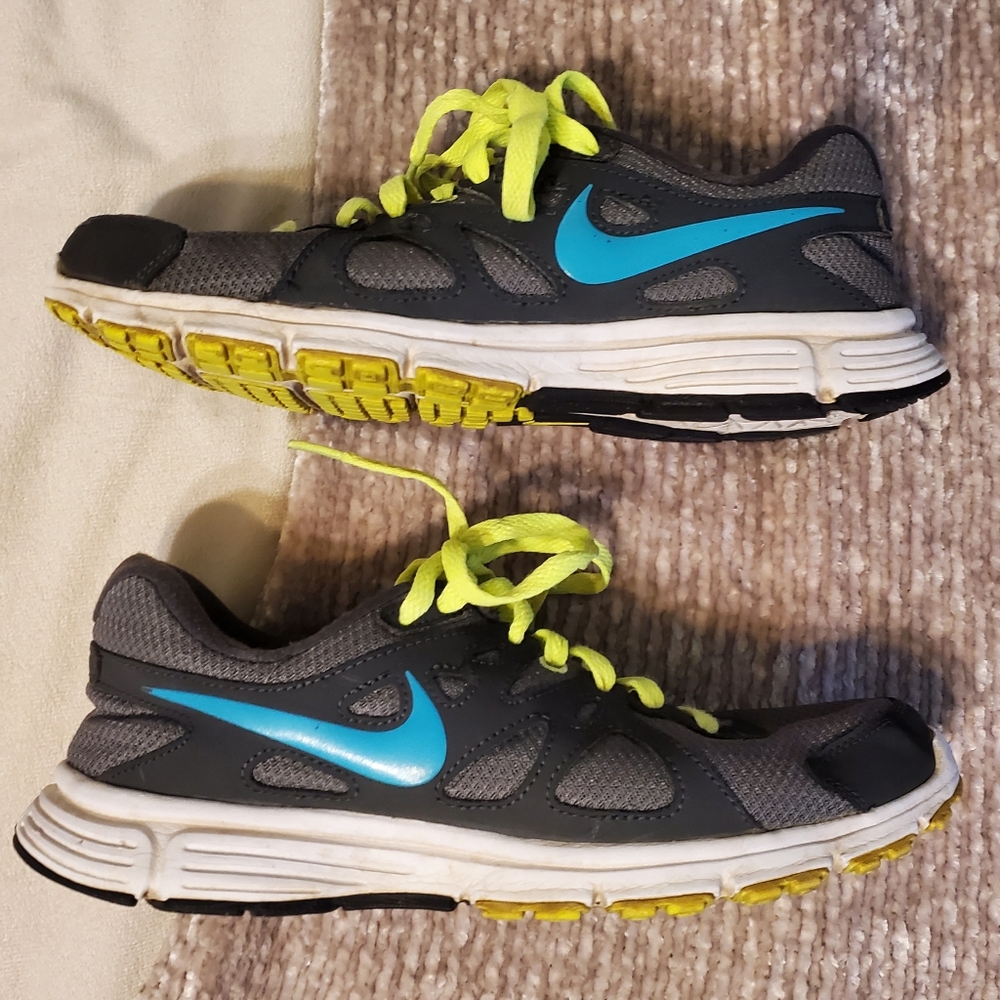 Nike revolution sneakers women's 8.5